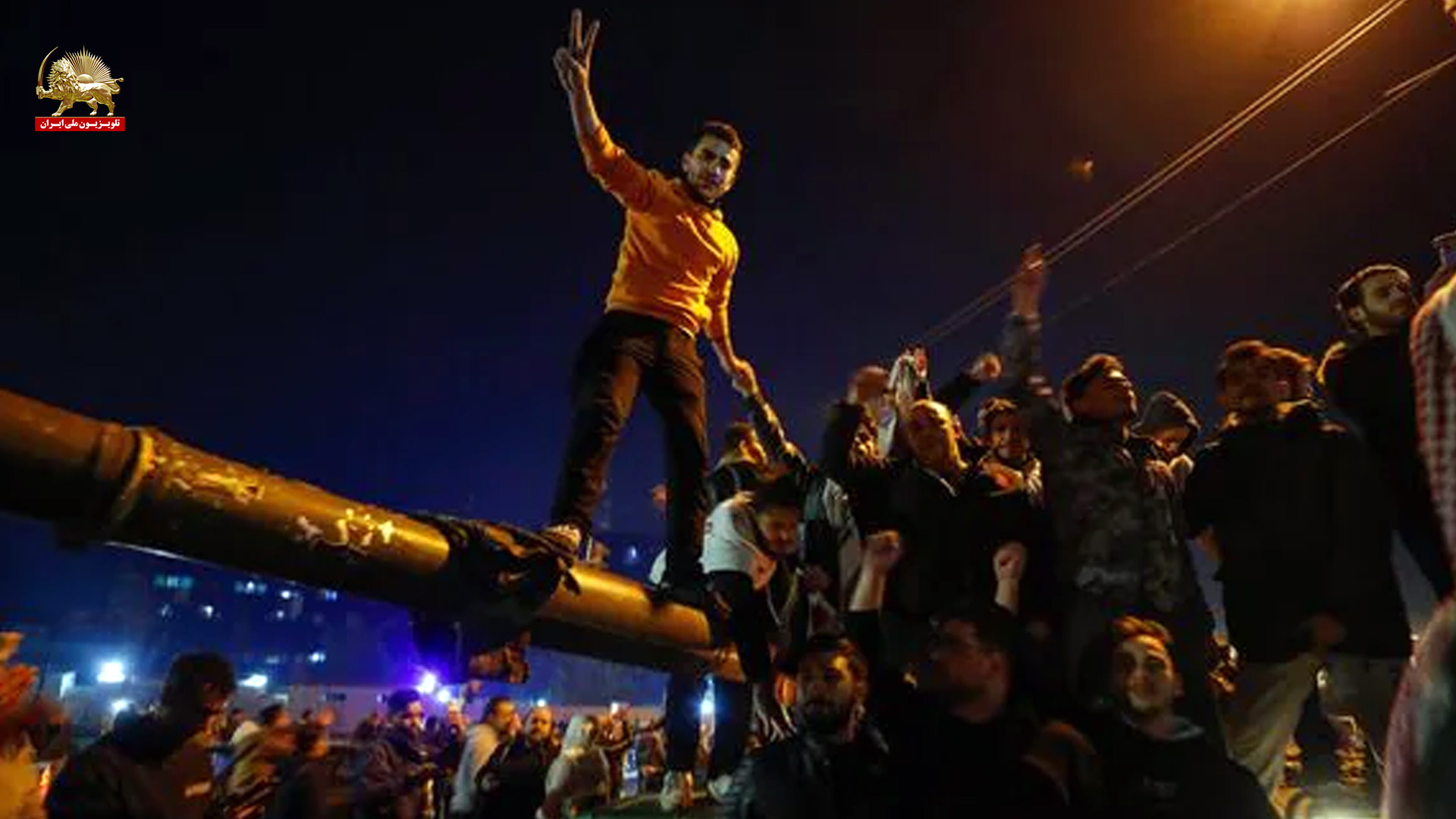 شادی مردم روی تانک ها