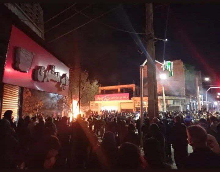 فروشگاه افق کوروش که مال سپاه هست توسط مردم ابدانان به اتش کشید شد