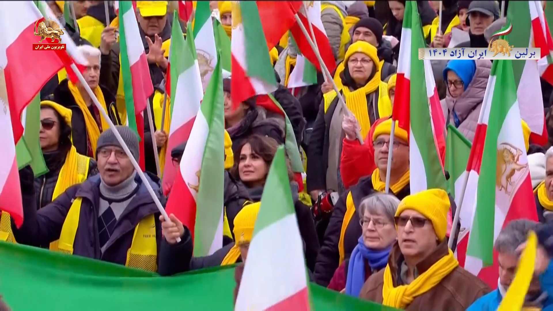 تظاهرات ایران آزاد در برلین ـ اجرای ترانه سرودهای انقلابی (1)