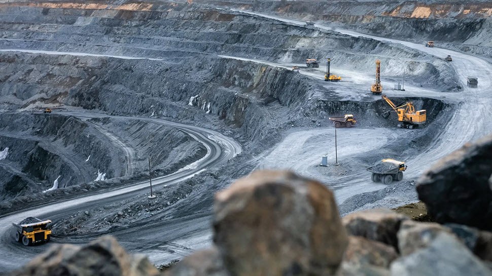 حمله هوایی به معدن کارخانه سیمان فیروزآباد