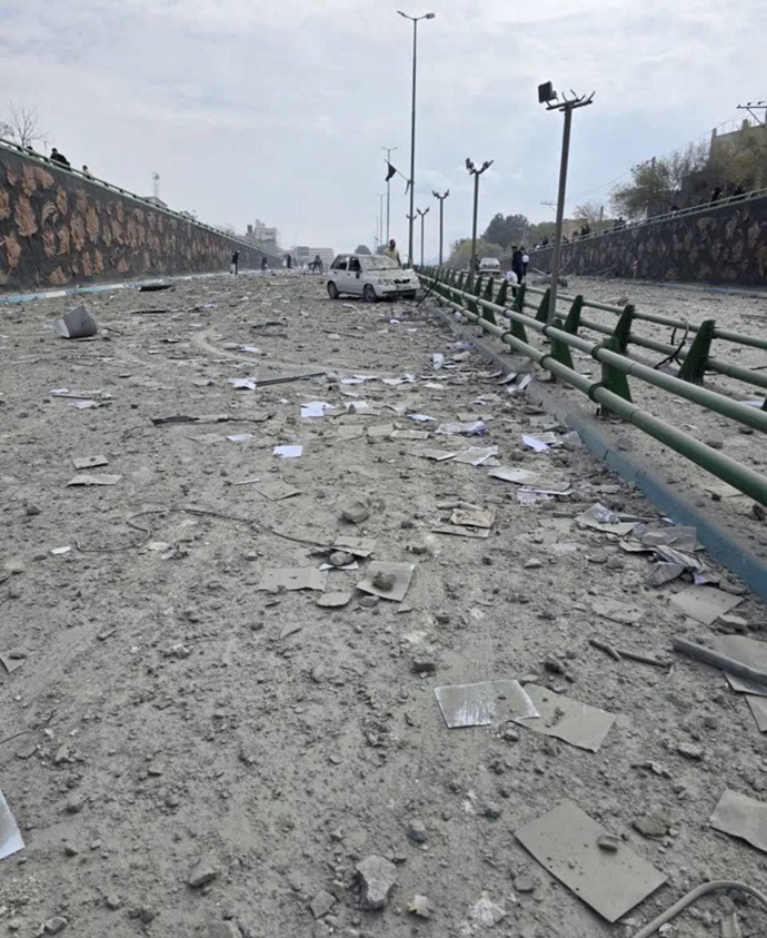 ساختمان اپتیک صاایران در بلوار کاوه اصفهان پس از حمله هوایی۳