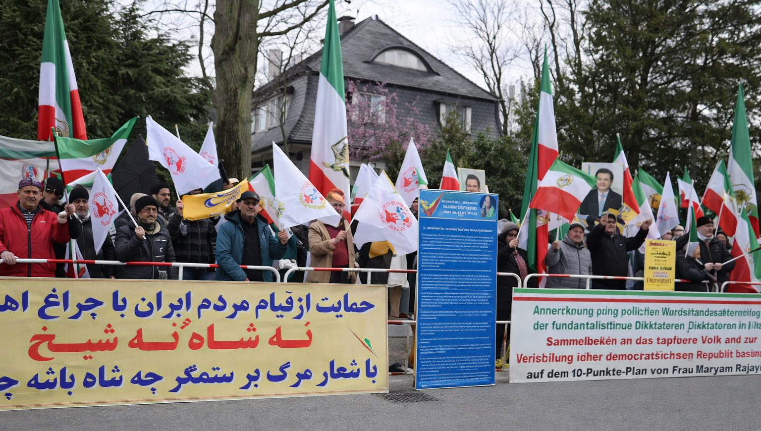 سی&zwnj;امین روز تحصن ایرانیان آزاده در برابر سفارت آخوندها در برلین