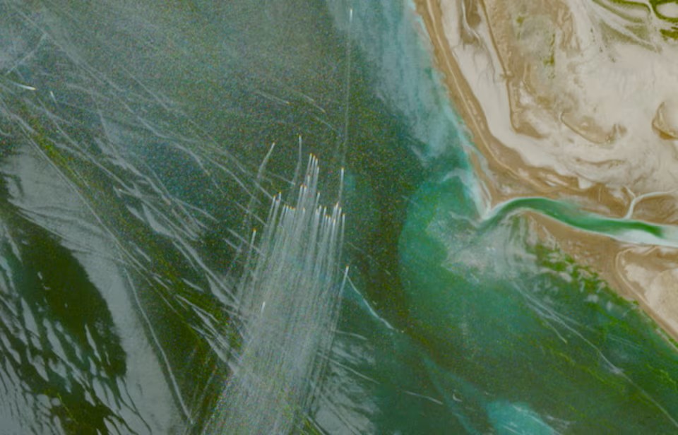 تصویر ماهواره&zwnj;ای، ناوگانی از قایق&zwnj;های کوچک را در دریا، در شمال تنگه هرمز نزدیک