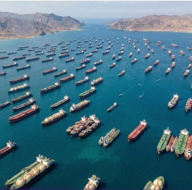 توقف کشتیها پشت تنگه