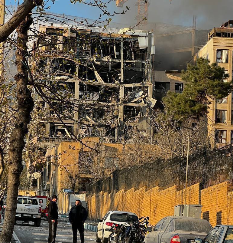 ساختمان بانک پاسارگاد در آجودانیه تهران هدف قرار گرفت