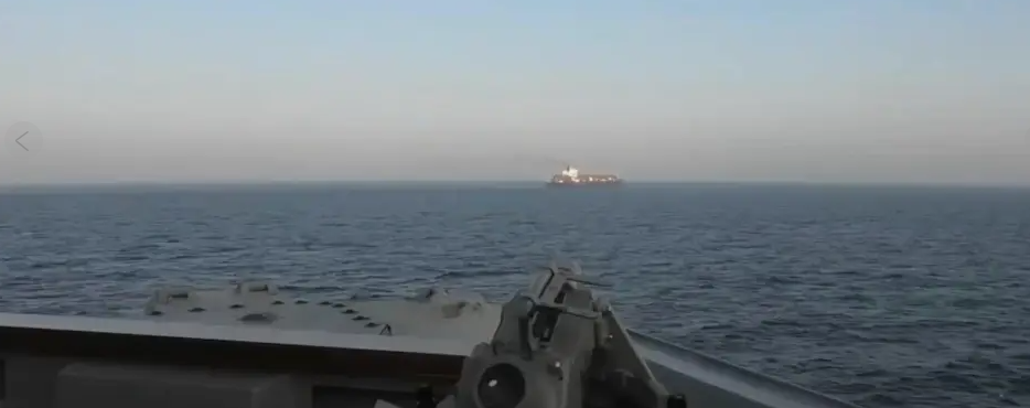 کشتی که مورد اصابت گرفت