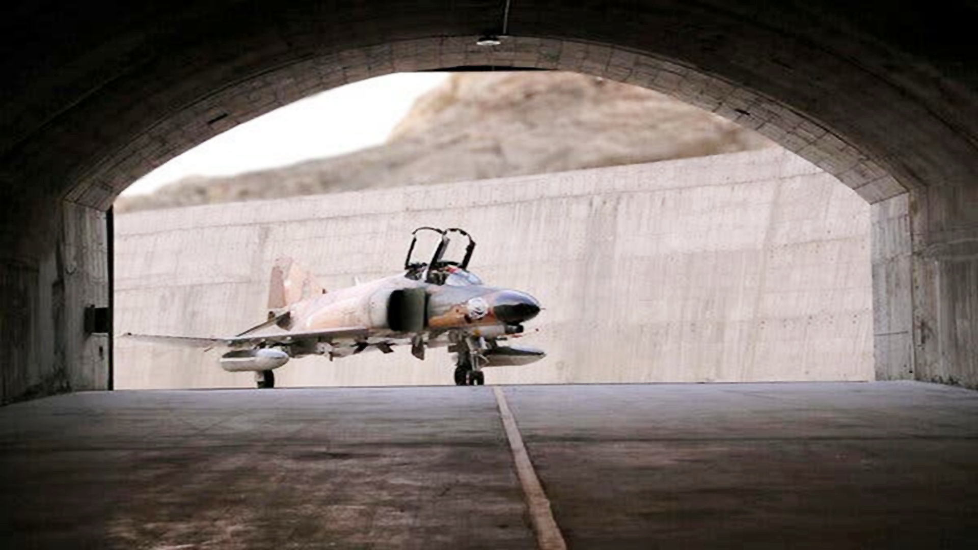 یک جت جنگنده ایرانی در سال ۲۰۲۳ در بیرون یکی از ورودی&zwnj;های دیده شده -از رویترز