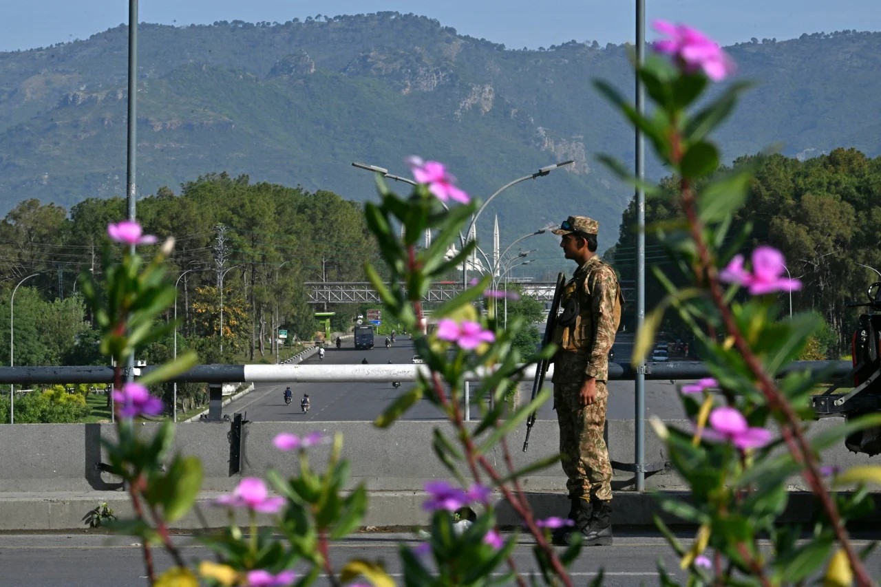 یک پرسنل ارتش در یک جاده بسته در منطقه سرخ اسلام آباد در 25 آوریل 2026 نگهبانی می دهند-